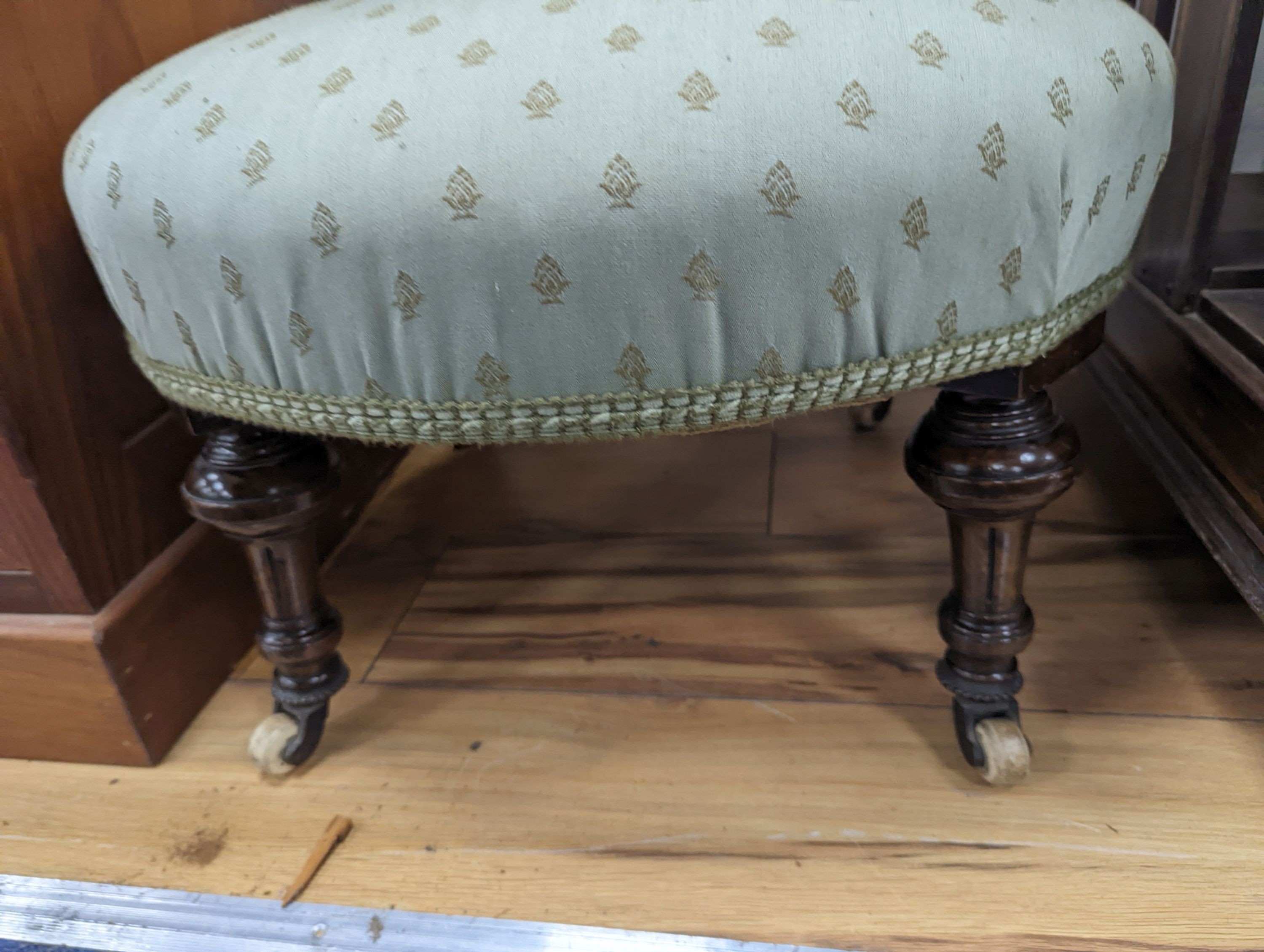 A Victorian walnut nursing chair. H-57cm.
